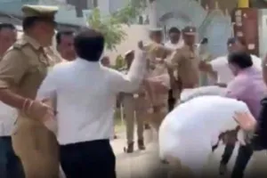 पुलिस के सामने पिट गए बीजेपी विधायक योगेश वर्मा, Video वायरल