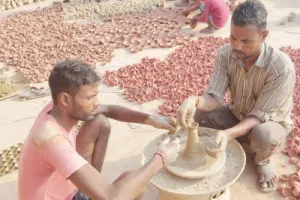 रामपुर : हाईटेक युग में भी लोगों को भा रहे मिट्टी के खिलौने, दीये खरीदने पर जोर