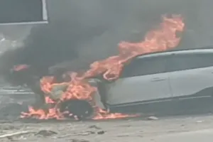 Fire in Car : सड़क पर धू धूकर जली कार, अनहोनी से घबराये लोग, यातायात रोका गया